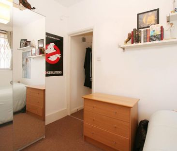 1 bedroom in a flat share to rent - Photo 3