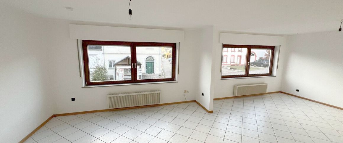 Reinsfeld: Attraktive Maisonette-Wohnung mit zwei Bädern, Balkon, Keller und Garage - Photo 1