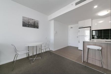 MILTON- FULLY FURNISHED 1 BEDROOM 1 BATHROOM APARTMENT - JUST 2KM FROM THE CBD - Photo 3