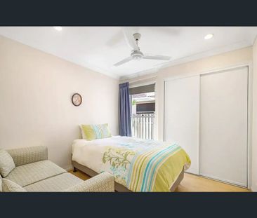 BEAUTIFULLY PRESENTED HOUSE WITH RESORT-STYLE AMENITIES - Photo 5