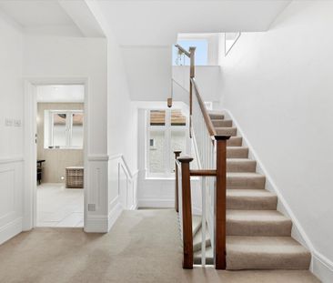 SHORT LET: A beautifully presented detached family home in one of Highgate’s most prestigious locations, offering bright interiors, generous living space and a stunning landscaped garden. - Photo 4