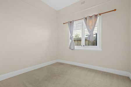 Delightful Three Bedroom - Photo 2