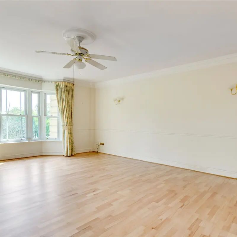 2 bedroom flat in Barnes - Photo 1