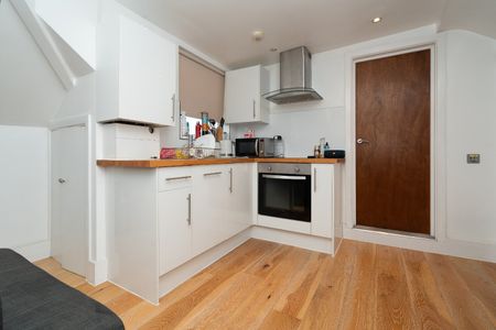 Flat 5 64 Chalk Hill - Photo 2