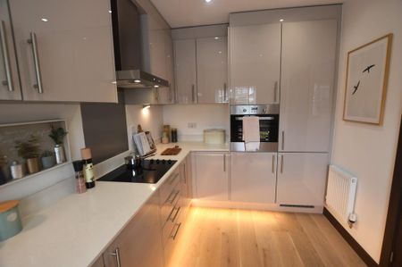 3 bedroom semi-detached house to rent - Photo 2