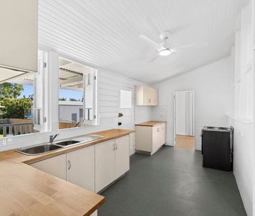 Spacious Queenslander living in prime Cairns North location - Photo 2