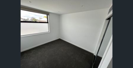 Brand new bright and high spec townhouse in Hampton East - Photo 3