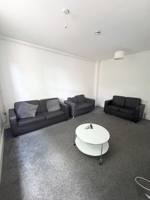 Top Flat, 3 Winstanley Terrace, LS6 1DS, Leeds - Photo 1