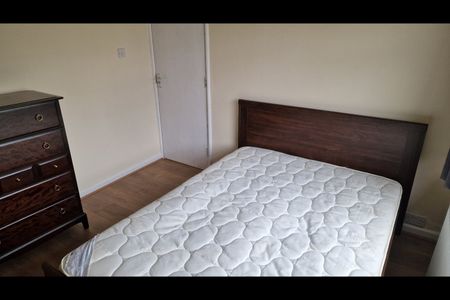 Room in a Shared House, Westminster Ave, CR7 - Photo 4