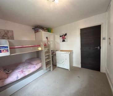 3 bedroom flat to rent - Photo 6