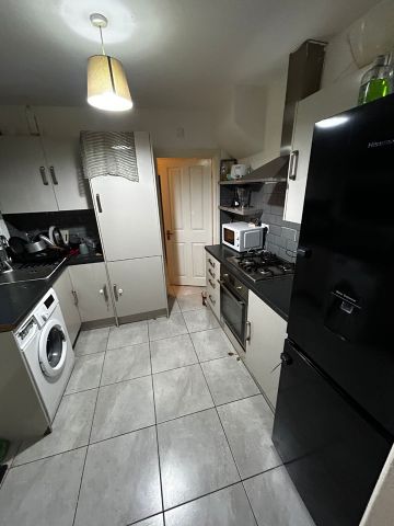 Room in a Shared House, CR7 - Photo 3