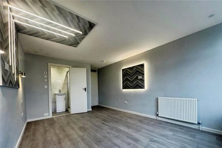 4 bedroom end of terrace house to rent - Photo 5