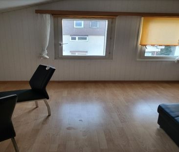 Wohnen im Chaletstil? Charmante Dachwohnung. - Photo 2