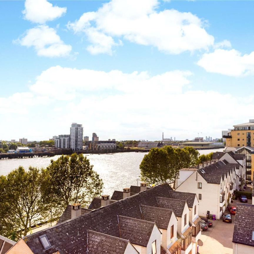 A substantial duplex penthouse which offers impressive views over the London skyline. The property is positioned in a secure gated development. - Photo 1