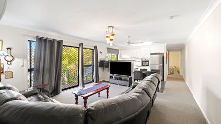 Available Now - Spacious 3 Bedroom Unit in Prime Location - Photo 2