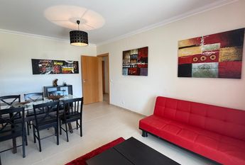 Apartamento T2 bem localizado em condomínio com piscina e garagem privada.