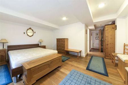 A charming two bedroom penthouse arranged over the second and third floors of this Victorian warehouse conversion located in the heart of Wapping. - Photo 4