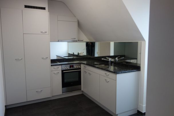 zentrale 2½ Zimmer-Dachwohnung, moderne Küche und Bad - Foto 1