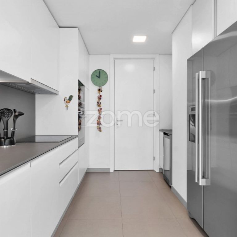 4 room luxury Apartment for rent in Porto, Distrito do Porto - Photo 1