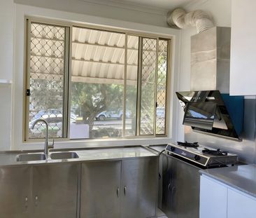 Stylishly Renovated Family Residence in a Prime Location - Photo 2