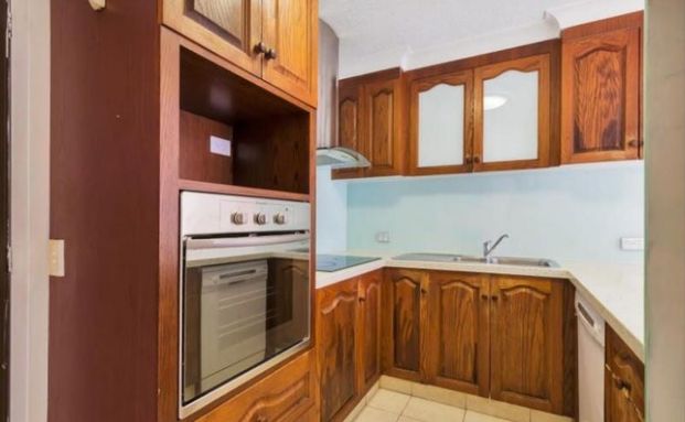 Modern Townhouse in Prime Southport Location - Convenience, Style, and Space! - Photo 1