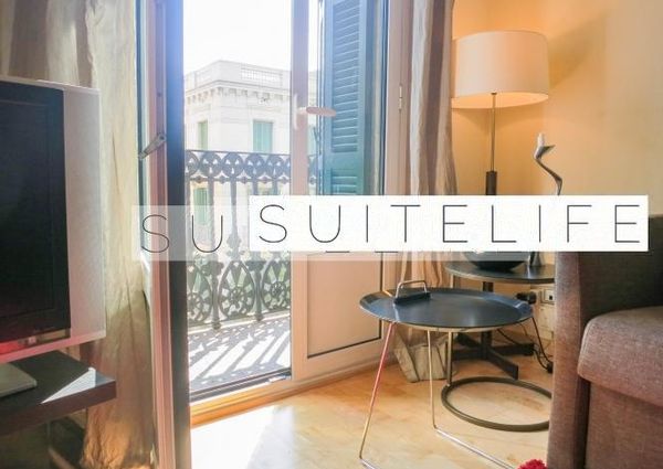 Monsieur Van Damme Lives Upstairs