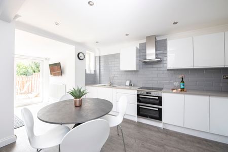 Double Room- Great Transport Links - Photo 2