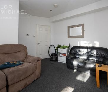 4 bedroom end of terrace house to rent - Photo 2