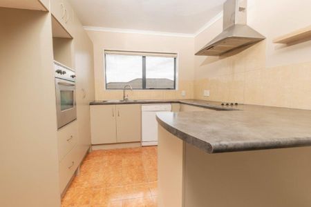 Pet Friendly Three Bedroom House - Photo 2