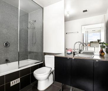 Stylish Oversized One Bedroom Apartment - Photo 6