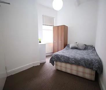 Sociable 6 bed flat in West Didsbury - Photo 3