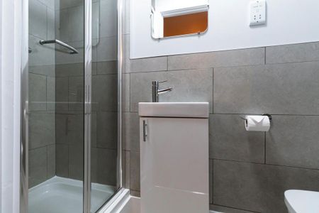 1 bedroom in a house share to rent - Photo 3