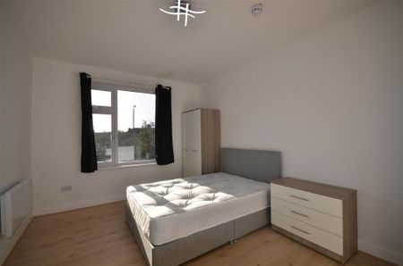 1 bedroom in a house share to rent - Photo 3