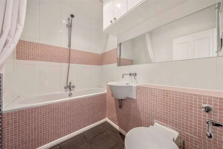 A charming two bedroom apartment on Leamington Road Villas - Photo 2