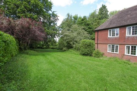 4 bedroom detached house to rent - Photo 2