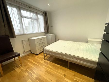 1 bedroom in a house share to rent - Photo 2