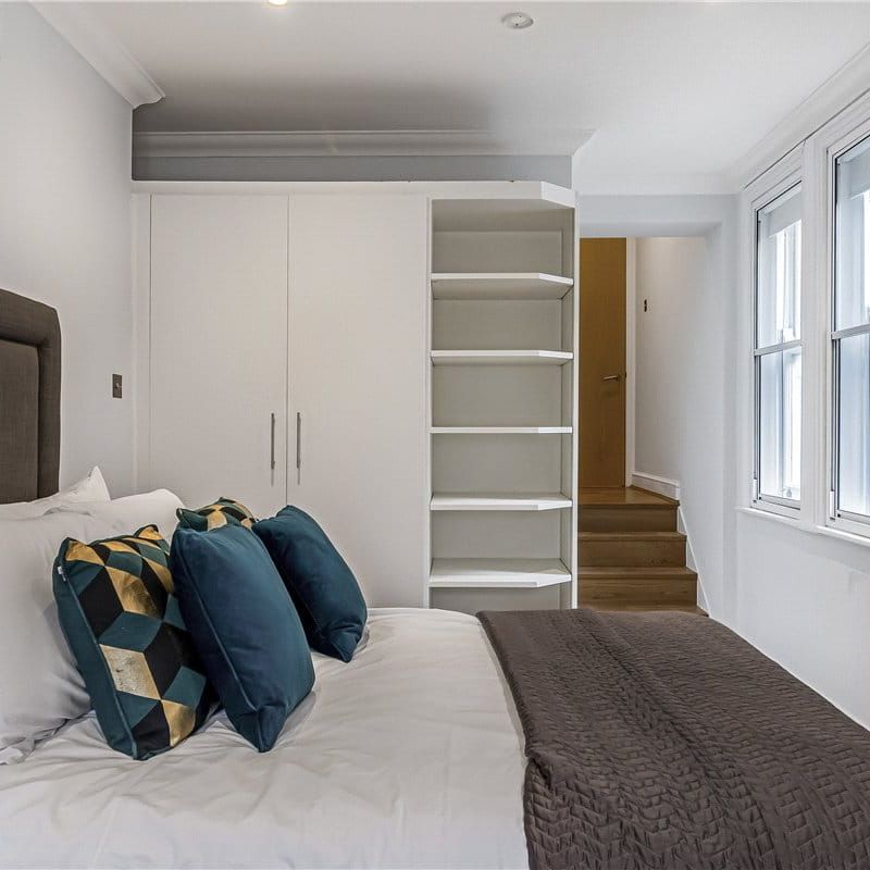 A spacious three bedroom apartment situated on the first floor of a period conversion on Marylebone High Street. - Photo 1