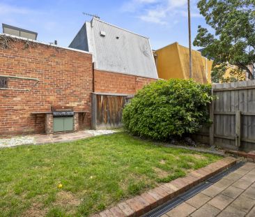 This Richmond house has all the comfort, character and convenience! - Photo 3
