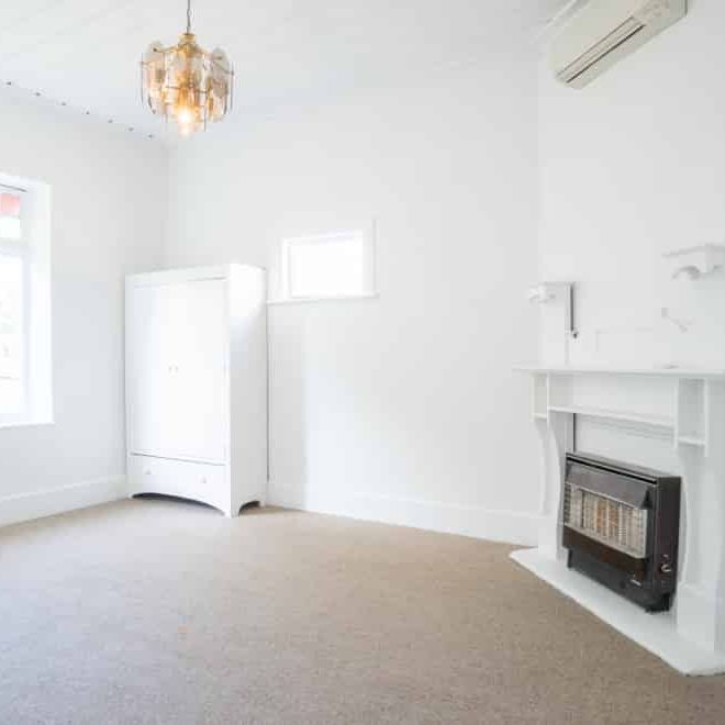 Handy Location- 4 Bedrooms - Photo 1