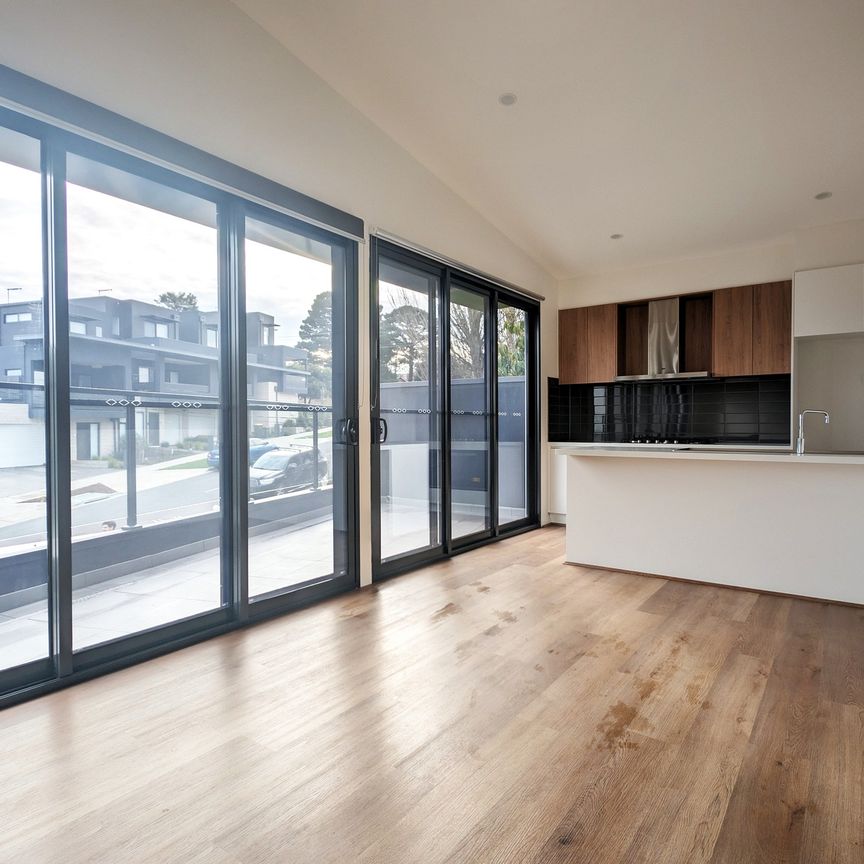 Location and convenience at your doorstep - Photo 1
