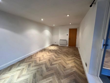 Smugglers Way, London, SW18 - Photo 2