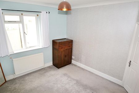 Spacious well presented double bedroom apartment with the sea at the bottom of your street! Offered to let part-furnished. Available 19th August 2024. - Photo 3