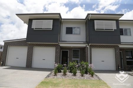 LUXURY 4 BEDROOM TOWNHOUSE 2 LIVING AREAS - Photo 3