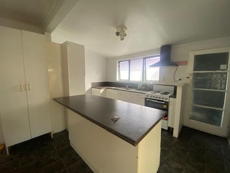 Mt Wellington 4 bedroom 2 bathroom - Photo 3