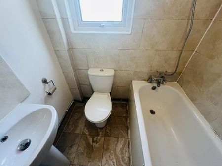 3 bedroom flat to rent - Photo 4