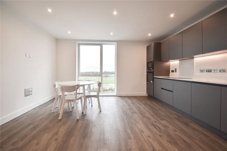 A stunning 2 bedroom Penthouse apartment situated in the prestigious "Icon" development in Eddington, Cambridge. Amtico flooring and under floor heating. Secure parking. Furnished. - Photo 4