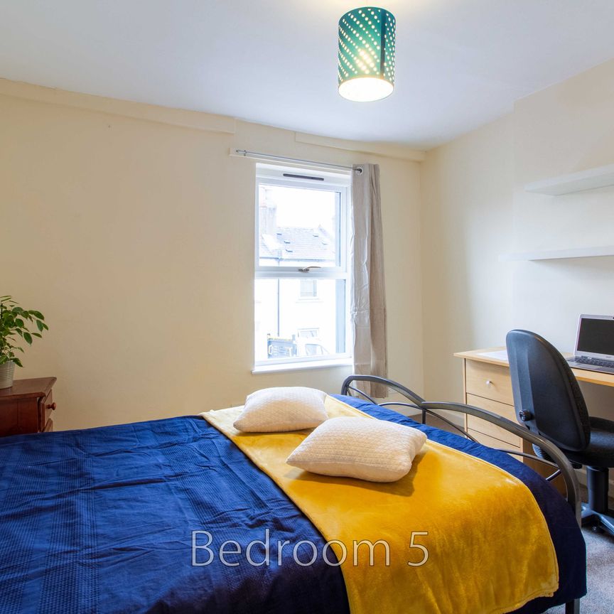 Room 6 - Photo 1