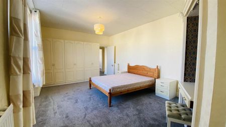 3 bedroom flat to rent - Photo 3