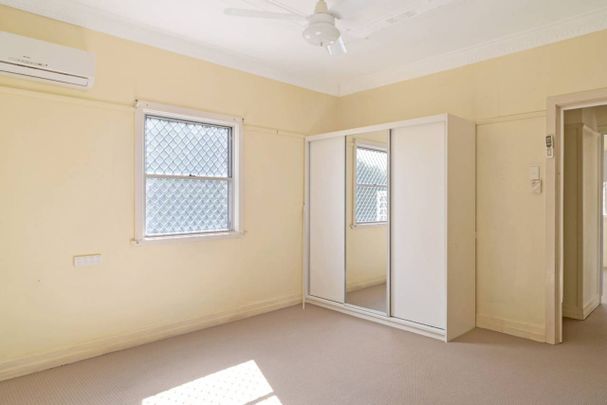 Neat Two Bedroom Cottage - Photo 1