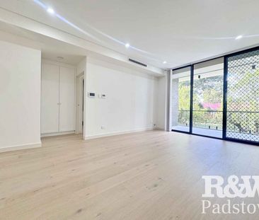 Elegant Two-Bedroom Apartment in Secure Boutique Complex - Photo 2